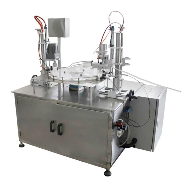 Rollen av roterande bordsfyllnings- och lockmaskiner med kapsylmatare i moder...